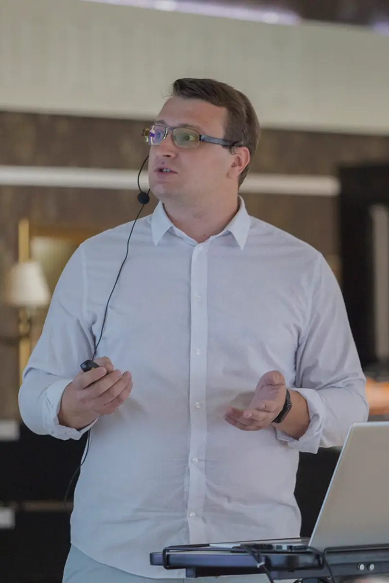 Преподаватель Роман Игнатов